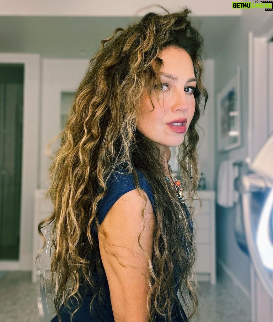 Thalía Instagram - No importa las veces que cambie de estilo de cabello, de color, de peinado, siempre regreso a mi cabello al natural. Me hace sentir “en casa”, más yo. Feliz fin de semana hermosuras 🫶🏼✨