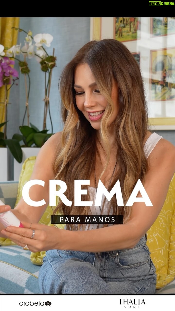 Thalía Instagram - Para lucir un rostro con brillo de juventud, firme y resplandeciente, uno de mis secretos es la Crema Facial efecto Glow de mi línea con @arabelamexicooficial . ✨Y claro, me gusta cuidar mis manos con la Crema nutritiva y reparadora con Colágeno y Elastina. ¿Qué esperas para probarlas? Encuentra mi línea completa en: https://www.arabela.com/ ❤️ #ThaliaxArabela #ThaliaSodi #ArabelaMéxico #Beauty #ThaliaCare