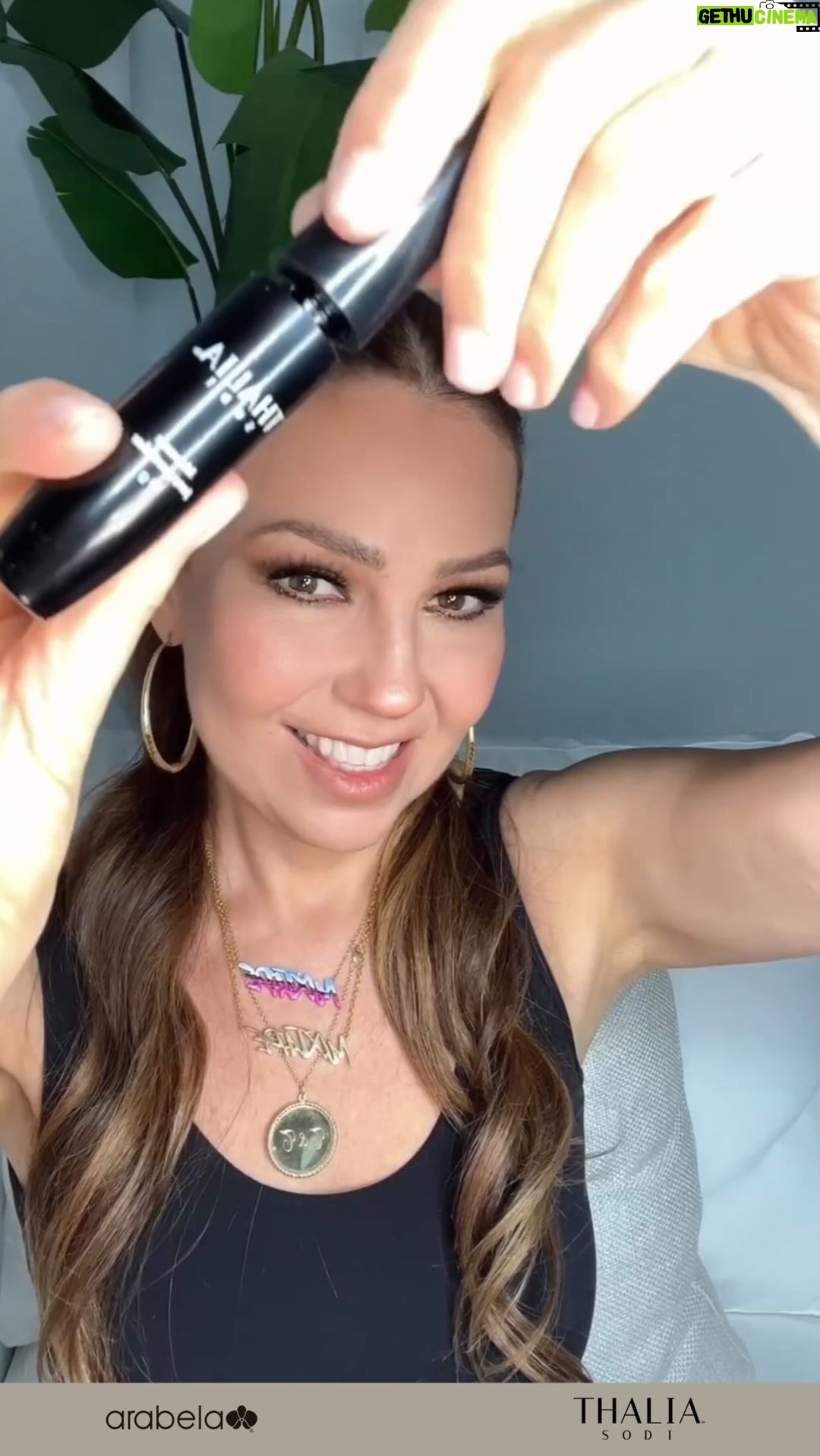 Thalía Instagram - Amo el volumen que le da a mis pestañas esta máscara. ¡Tienes que probarla! 🩷 Disponible en Arabela. https://www.arabela.com/ También está disponible en: @arabelacentroamerica @arabelaelsalvador @arabelapanamaoficial ✨ #ThaliaxArabela #ThaliaSodi #ArabelaMéxico #Beauty #ThaliaCare