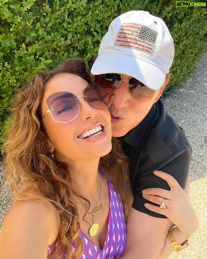 Thalía Instagram - We found each other in this crazy world 🌎 @tommymottola we are so lucky and blessed 🙌🏼✨🙌🏼✨ ¡Te amo!
