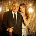 Thalía Instagram – En el camino de la música hay momentos que no se olvidan jamás, hace más de una década fui invitada a participar en el álbum de estudio “Viva Duets” junto a este gran artista de la música Estadounidense, el señorón @itstonybennett. Un proyecto musical hermoso, que celebra la vida de un ícono de la música que inició su historia musical hace más de 8 décadas atrás. 

Durante la grabación de la canción “The Way You Look Tonight” uno de sus más grandes clásicos, viví hermosos momentos al lado de este maestro de maestros, que atesoraré en mi corazón. Aunque hoy nos embarga la tristeza de su partida nos alegramos enormemente por sus gigantes aportes a la música, pero sobre todo agradezco a Dios la bendición de haber podido compartir junto a él, uno de mis lugares más amados, el escenario. 

Vuela alto Tony, mientras aquí nosotros seguiremos escuchando el regalo de tu voz, yo imagino que tu alma está cantando libre en tu nuevo destino.