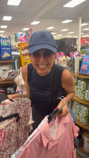 Thalía Instagram - ¡Qué emoción! Me topé con las fabulosas pijamas de mi colección #ThaliaSodi en @tjmaxx. Quedé encantada con los delicados detalles y la suavidad de la tela. ¿Cuál de estas prendas elegirías usar? 💖🫶🏻

#ThaliaSodiCollection