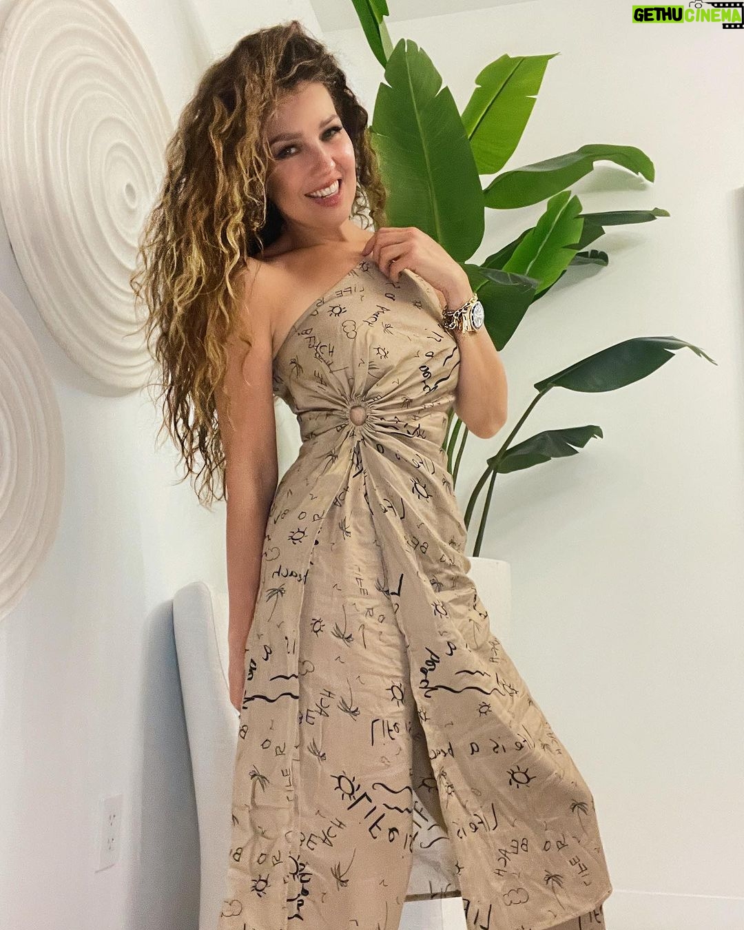 Thalía Instagram - Felicidad absoluta, llena de agradecimiento 🙏🏼Feeling HAPPY celebrating life!