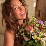 Thalía Instagram – Summer vibes🌸🪻💐