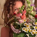 Thalía Instagram – Summer vibes🌸🪻💐