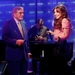 Thalía Instagram – En el camino de la música hay momentos que no se olvidan jamás, hace más de una década fui invitada a participar en el álbum de estudio “Viva Duets” junto a este gran artista de la música Estadounidense, el señorón @itstonybennett. Un proyecto musical hermoso, que celebra la vida de un ícono de la música que inició su historia musical hace más de 8 décadas atrás. 

Durante la grabación de la canción “The Way You Look Tonight” uno de sus más grandes clásicos, viví hermosos momentos al lado de este maestro de maestros, que atesoraré en mi corazón. Aunque hoy nos embarga la tristeza de su partida nos alegramos enormemente por sus gigantes aportes a la música, pero sobre todo agradezco a Dios la bendición de haber podido compartir junto a él, uno de mis lugares más amados, el escenario. 

Vuela alto Tony, mientras aquí nosotros seguiremos escuchando el regalo de tu voz, yo imagino que tu alma está cantando libre en tu nuevo destino.