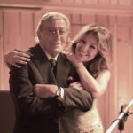 Thalía Instagram – En el camino de la música hay momentos que no se olvidan jamás, hace más de una década fui invitada a participar en el álbum de estudio “Viva Duets” junto a este gran artista de la música Estadounidense, el señorón @itstonybennett. Un proyecto musical hermoso, que celebra la vida de un ícono de la música que inició su historia musical hace más de 8 décadas atrás. 

Durante la grabación de la canción “The Way You Look Tonight” uno de sus más grandes clásicos, viví hermosos momentos al lado de este maestro de maestros, que atesoraré en mi corazón. Aunque hoy nos embarga la tristeza de su partida nos alegramos enormemente por sus gigantes aportes a la música, pero sobre todo agradezco a Dios la bendición de haber podido compartir junto a él, uno de mis lugares más amados, el escenario. 

Vuela alto Tony, mientras aquí nosotros seguiremos escuchando el regalo de tu voz, yo imagino que tu alma está cantando libre en tu nuevo destino.