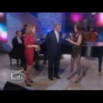 Thalía Instagram – En el camino de la música hay momentos que no se olvidan jamás, hace más de una década fui invitada a participar en el álbum de estudio “Viva Duets” junto a este gran artista de la música Estadounidense, el señorón @itstonybennett. Un proyecto musical hermoso, que celebra la vida de un ícono de la música que inició su historia musical hace más de 8 décadas atrás. 

Durante la grabación de la canción “The Way You Look Tonight” uno de sus más grandes clásicos, viví hermosos momentos al lado de este maestro de maestros, que atesoraré en mi corazón. Aunque hoy nos embarga la tristeza de su partida nos alegramos enormemente por sus gigantes aportes a la música, pero sobre todo agradezco a Dios la bendición de haber podido compartir junto a él, uno de mis lugares más amados, el escenario. 

Vuela alto Tony, mientras aquí nosotros seguiremos escuchando el regalo de tu voz, yo imagino que tu alma está cantando libre en tu nuevo destino.