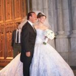 Thalía Instagram - Hace 23 años dijimos sí, en esa noche helada en la catedral de San Patricio, en el corazón de Manhattan. Pero el calor de nuestro amor hizo que fuera la noche más cálida y hermosa para celebrar nuestra unión. 23 años después de casados y 25 de conocernos, sigues siendo el hombre de mis sueños🥰 Te amo tanto mi amado esposo , amigo, compañero @tommymottola. Happy anniversary my love 💕🩷💕