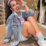 Thalía Instagram - Crecer en la época de los ochentas fue una aventura de color, de sonidos, de Fashion inolvidable. Usábamos hombreras, doble calcetín, tenis o botines altos, camisetas o camisas anudadas al frente,doble cuello, chamarras grandes de mezclilla, muchos pines, coletas altas con dos o tres scrunchies, mucho maquillaje, mucho spray de cabello o gel, aretes de corazones o estrellas, pero sobre todo,¡escuchábamos mucha música y hacíamos mixtapes! Este disco me ha remontado a los mejores recuerdos de mi adolescencia. Así que hoy decidí vestirme muy ochentera nomás porque sí Que vivan los 80’s. 📼🕹️