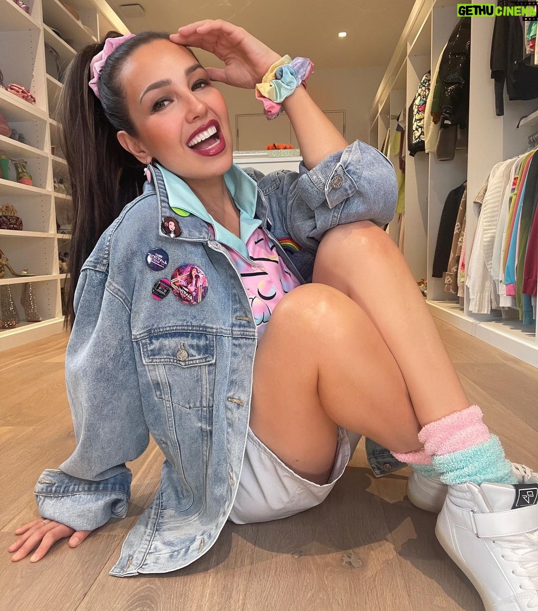 Thalía Instagram - Crecer en la época de los ochentas fue una aventura de color, de sonidos, de Fashion inolvidable. Usábamos hombreras, doble calcetín, tenis o botines altos, camisetas o camisas anudadas al frente,doble cuello, chamarras grandes de mezclilla, muchos pines, coletas altas con dos o tres scrunchies, mucho maquillaje, mucho spray de cabello o gel, aretes de corazones o estrellas, pero sobre todo,¡escuchábamos mucha música y hacíamos mixtapes! Este disco me ha remontado a los mejores recuerdos de mi adolescencia. Así que hoy decidí vestirme muy ochentera nomás porque sí Que vivan los 80’s. 📼🕹️