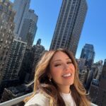 Thalía Instagram - Cuando sale el sol , brillas porque brillas 😎☀️💛