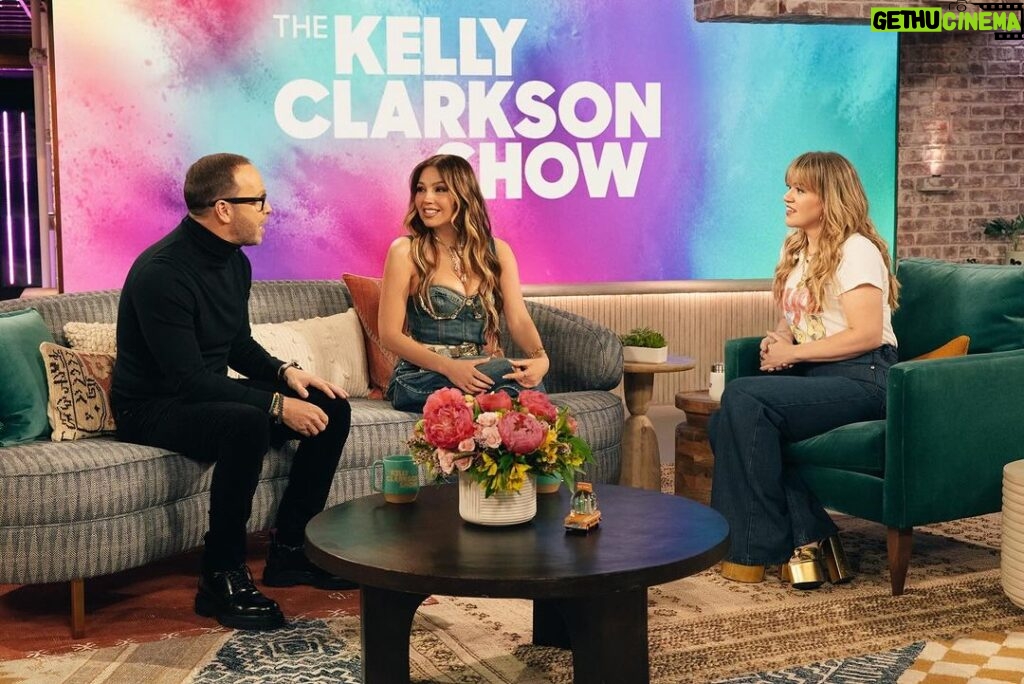 Thalía Instagram - Thanks so much for having me @kellyclarksonshow! I had a blast!!! So excited for what it’s coming!!! #AMuchaHonra 🔜🥰😍❤️