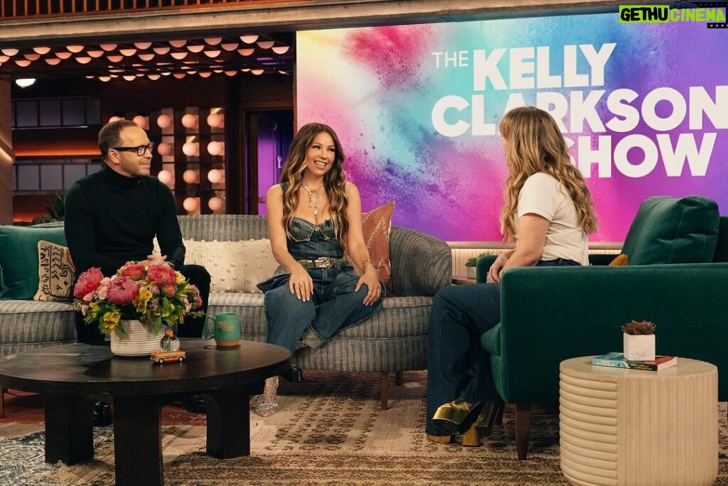 Thalía Instagram - Thanks so much for having me @kellyclarksonshow! I had a blast!!! So excited for what it’s coming!!! #AMuchaHonra 🔜🥰😍❤️