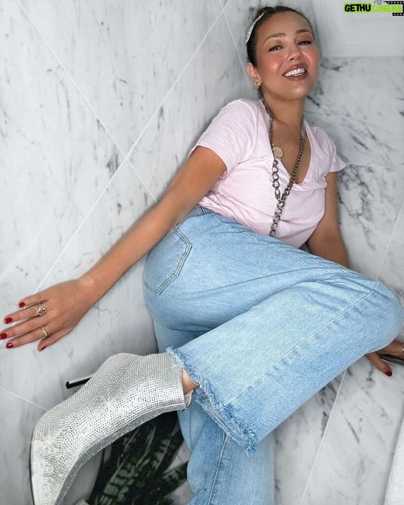 Thalía Instagram - Quién se saca fotos en el baño como yo? 😜Valentine’s Mode!! 💞✨👢 Lista para mañana con mis botas de #ThaliaSodiCollection ❤️ @priceshoes