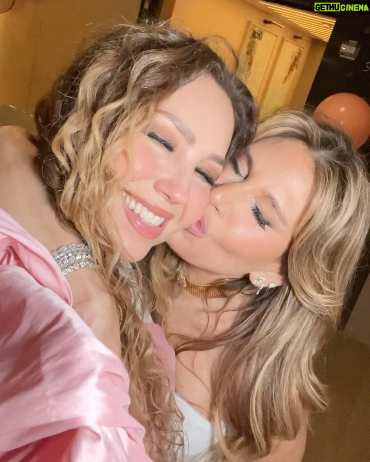 Thalía Instagram - Happy birthday, beautiful queen @lorenridinger you are my dear friend and we love you so much 💕🎉🎂 Feliz, feliz cumpleaños amiga querida.