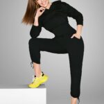 Thalía Instagram - Baila, entrena, compite, rebélate… ¡Pero jamás dejes de moverte! 💛 Transforma tus ideas en ideales y motiva a los demás. 🤩✨ #smartfit #thalia