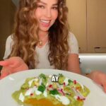 Thalía Instagram - ¿Cocinamos juntos unas enchiladas suizas “Thaliescas”? 😜🌯🫑🇲🇽 🌶️ Déjame saber cómo las preparas en casa👇🏻 #SundayMood