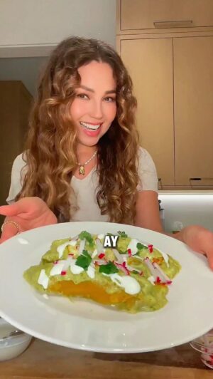 Thalía Instagram - ¿Cocinamos juntos unas enchiladas suizas “Thaliescas”? 😜🌯🫑🇲🇽 

🌶️ Déjame saber cómo las preparas en casa👇🏻 

#SundayMood