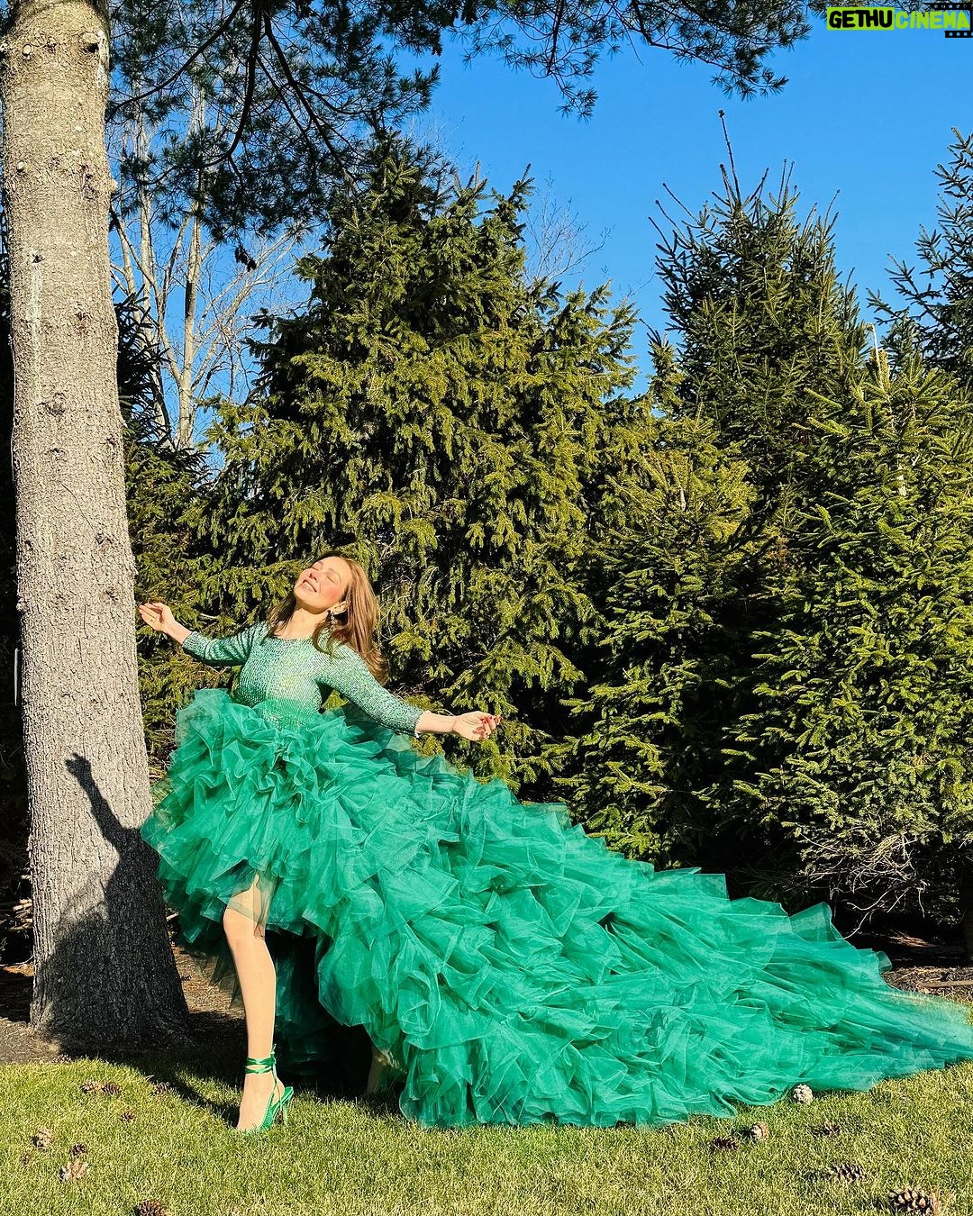 Thalía Instagram - ¡Hola bellezas! Ya ando en MODO NAVIDAD 💯😜💚 Y pues me he puesto este vestido de “arbolito” 🤭 Se animan a decorarlo conmigo??? Sean creativosssss 🪅 Estaré compartiendo mis favoritos en stories🎄😍❤️ ¡Gracias @joseperea_designer por hacerme este vestido ideal para celebrar Navidad! 🌲 #FelizNavidad