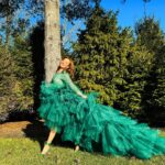 Thalía Instagram - ¡Hola bellezas! Ya ando en MODO NAVIDAD 💯😜💚 Y pues me he puesto este vestido de “arbolito” 🤭 Se animan a decorarlo conmigo??? Sean creativosssss 🪅 Estaré compartiendo mis favoritos en stories🎄😍❤️ ¡Gracias @joseperea_designer por hacerme este vestido ideal para celebrar Navidad! 🌲 #FelizNavidad