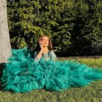 Thalía Instagram - ¡Hola bellezas! Ya ando en MODO NAVIDAD 💯😜💚 Y pues me he puesto este vestido de “arbolito” 🤭 Se animan a decorarlo conmigo??? Sean creativosssss 🪅 Estaré compartiendo mis favoritos en stories🎄😍❤️ ¡Gracias @joseperea_designer por hacerme este vestido ideal para celebrar Navidad! 🌲 #FelizNavidad