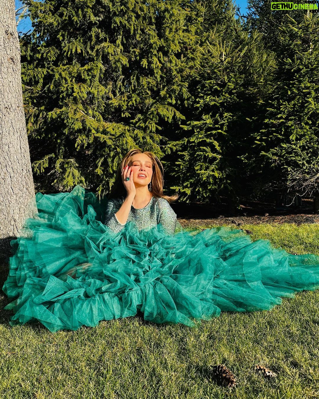 Thalía Instagram - ¡Hola bellezas! Ya ando en MODO NAVIDAD 💯😜💚 Y pues me he puesto este vestido de “arbolito” 🤭 Se animan a decorarlo conmigo??? Sean creativosssss 🪅 Estaré compartiendo mis favoritos en stories🎄😍❤️ ¡Gracias @joseperea_designer por hacerme este vestido ideal para celebrar Navidad! 🌲 #FelizNavidad
