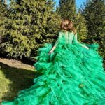 Thalía Instagram - ¡Hola bellezas! Ya ando en MODO NAVIDAD 💯😜💚 Y pues me he puesto este vestido de “arbolito” 🤭 Se animan a decorarlo conmigo??? Sean creativosssss 🪅 Estaré compartiendo mis favoritos en stories🎄😍❤️ ¡Gracias @joseperea_designer por hacerme este vestido ideal para celebrar Navidad! 🌲 #FelizNavidad