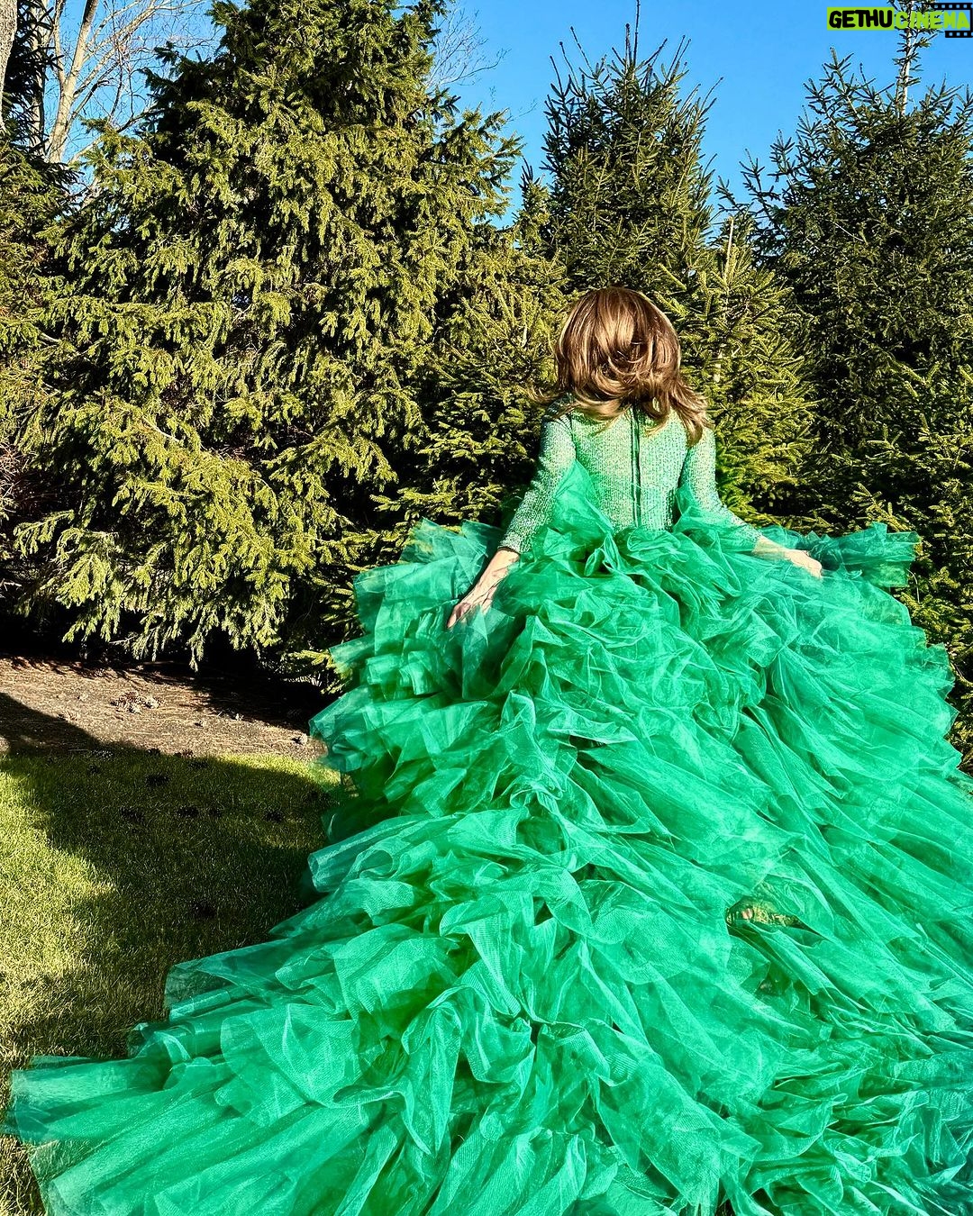 Thalía Instagram - ¡Hola bellezas! Ya ando en MODO NAVIDAD 💯😜💚 Y pues me he puesto este vestido de “arbolito” 🤭 Se animan a decorarlo conmigo??? Sean creativosssss 🪅 Estaré compartiendo mis favoritos en stories🎄😍❤️ ¡Gracias @joseperea_designer por hacerme este vestido ideal para celebrar Navidad! 🌲 #FelizNavidad