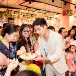 Thanh Sơn Instagram - Những ngày vừa qua, vô tình trên phố, các bạn có bắt gặp “Chuyến xe đỏ” - Hành trình Envy™ Road Show ở các địa điểm nổi tiếng của thủ đô Hà Nội không? Dù lịch trình khá bận rộn, nhưng khi được Envy Apples Vietnam (tagged Fanpage) mời, Sơn vẫn quyết tâm tham gia hành trình này, không chỉ vì yêu thích những quả táo Envy mang hương vị thanh mát ngọt lành đến từ New Zealand mà đây cũng là cơ hội cho Sơn được chậm lại một chút, nhìn ngắm lại những điểm đến thân thương của thủ đô Hà Nội. Hành trình của Sơn và Envy dừng lại ở điểm cuối tại AEON Mall Long Biên. Tại đây, Sơn đã có khoảnh khắc đáng nhớ cùng các khách hàng của Envy; được chia sẻ về các dự án đang thực hiện, được giao lưu, cùng nhau trải nghiệm táo; được chia sẻ cùng mọi người bí quyết giữ gìn sức khoẻ, đặc biệt với những người có lịch trình bận rộn như Sơn thì việc bổ sung trái cây là điều vô cùng cần thiết. Một quả táo Envy được mang theo cho một buổi sáng khi quay hình sớm, bắt đầu một ngày mới với vị ngọt thanh của táo, vừa đủ cung cấp năng lượng một cách nhanh nhất, vừa giúp cơ thể tiêu hoá tốt hơn, đó là cách của Sơn, còn các bạn thì sao? Bật mí cùng các bạn, bắt đầu tháng 06 là vụ mùa hoàn hảo nhất của táo New Zealand, nên hiện tại là thời điểm tuyệt vời nhất để thưởng thức táo - “Chuẩn Gu - Chuẩn Vị - Chuẩn Envy”, nếu có cơ hội các bạn hãy thử trải nghiệm nhé! Ngoài ra, Envy™ còn mang đến cho mọi người cơ hội nhận những phần quà hấp dẫn khi tham gia chương trình ENVY™ LUCKY DRAW - MUA TÁO TRÚNG ""TÁO"", diễn ra trong vòng 01 tháng, từ 24/06/2023 đến hết ngày 24/07/2023. Nhanh chân tới Aeon Mall Long Biên để tham gia ngay, biết đâu người rinh “TÁO TO” chính là bạn?? #EnvyApplesVietnam #Ultimateappleexperience #TaoEnvy #EnvyRoadShow