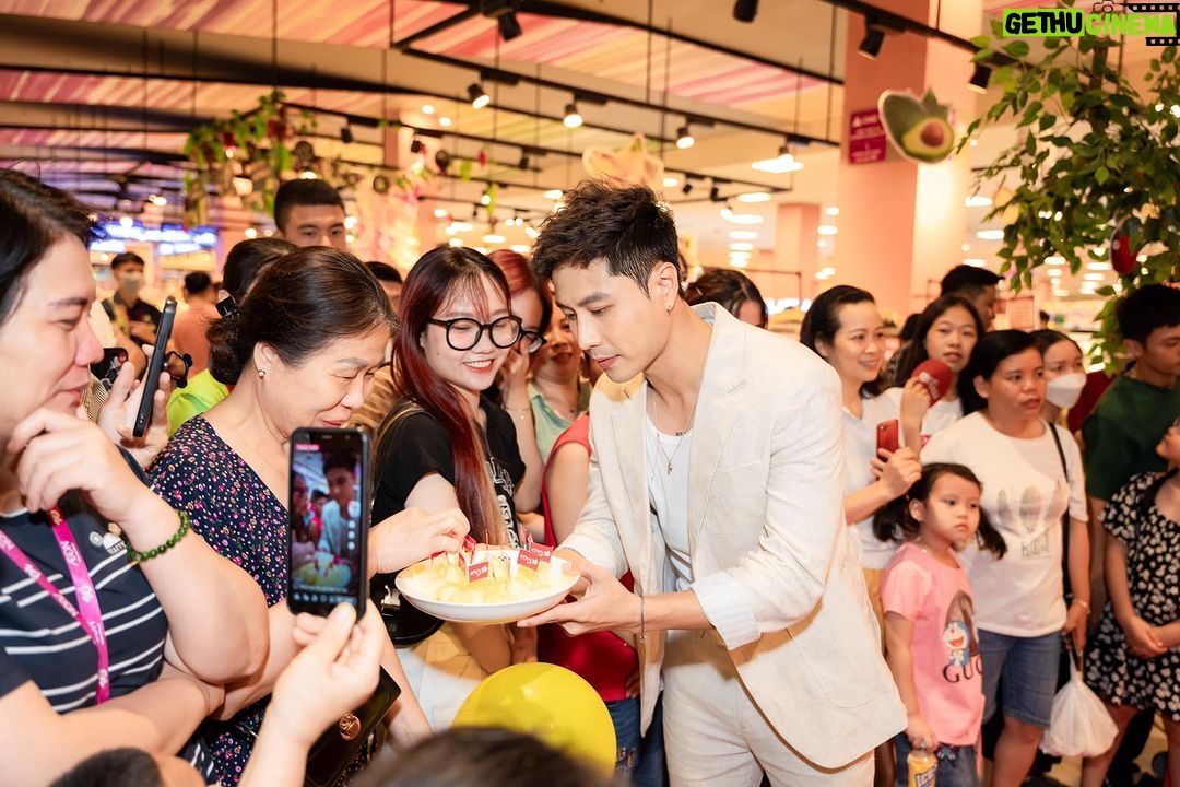 Thanh Sơn Instagram - Những ngày vừa qua, vô tình trên phố, các bạn có bắt gặp “Chuyến xe đỏ” - Hành trình Envy™ Road Show ở các địa điểm nổi tiếng của thủ đô Hà Nội không? Dù lịch trình khá bận rộn, nhưng khi được Envy Apples Vietnam (tagged Fanpage) mời, Sơn vẫn quyết tâm tham gia hành trình này, không chỉ vì yêu thích những quả táo Envy mang hương vị thanh mát ngọt lành đến từ New Zealand mà đây cũng là cơ hội cho Sơn được chậm lại một chút, nhìn ngắm lại những điểm đến thân thương của thủ đô Hà Nội. Hành trình của Sơn và Envy dừng lại ở điểm cuối tại AEON Mall Long Biên. Tại đây, Sơn đã có khoảnh khắc đáng nhớ cùng các khách hàng của Envy; được chia sẻ về các dự án đang thực hiện, được giao lưu, cùng nhau trải nghiệm táo; được chia sẻ cùng mọi người bí quyết giữ gìn sức khoẻ, đặc biệt với những người có lịch trình bận rộn như Sơn thì việc bổ sung trái cây là điều vô cùng cần thiết. Một quả táo Envy được mang theo cho một buổi sáng khi quay hình sớm, bắt đầu một ngày mới với vị ngọt thanh của táo, vừa đủ cung cấp năng lượng một cách nhanh nhất, vừa giúp cơ thể tiêu hoá tốt hơn, đó là cách của Sơn, còn các bạn thì sao? Bật mí cùng các bạn, bắt đầu tháng 06 là vụ mùa hoàn hảo nhất của táo New Zealand, nên hiện tại là thời điểm tuyệt vời nhất để thưởng thức táo - “Chuẩn Gu - Chuẩn Vị - Chuẩn Envy”, nếu có cơ hội các bạn hãy thử trải nghiệm nhé! Ngoài ra, Envy™ còn mang đến cho mọi người cơ hội nhận những phần quà hấp dẫn khi tham gia chương trình ENVY™ LUCKY DRAW - MUA TÁO TRÚNG ""TÁO"", diễn ra trong vòng 01 tháng, từ 24/06/2023 đến hết ngày 24/07/2023. Nhanh chân tới Aeon Mall Long Biên để tham gia ngay, biết đâu người rinh “TÁO TO” chính là bạn?? #EnvyApplesVietnam #Ultimateappleexperience #TaoEnvy #EnvyRoadShow