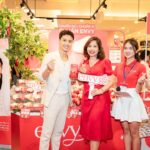Thanh Sơn Instagram - Những ngày vừa qua, vô tình trên phố, các bạn có bắt gặp “Chuyến xe đỏ” - Hành trình Envy™ Road Show ở các địa điểm nổi tiếng của thủ đô Hà Nội không? Dù lịch trình khá bận rộn, nhưng khi được Envy Apples Vietnam (tagged Fanpage) mời, Sơn vẫn quyết tâm tham gia hành trình này, không chỉ vì yêu thích những quả táo Envy mang hương vị thanh mát ngọt lành đến từ New Zealand mà đây cũng là cơ hội cho Sơn được chậm lại một chút, nhìn ngắm lại những điểm đến thân thương của thủ đô Hà Nội. Hành trình của Sơn và Envy dừng lại ở điểm cuối tại AEON Mall Long Biên. Tại đây, Sơn đã có khoảnh khắc đáng nhớ cùng các khách hàng của Envy; được chia sẻ về các dự án đang thực hiện, được giao lưu, cùng nhau trải nghiệm táo; được chia sẻ cùng mọi người bí quyết giữ gìn sức khoẻ, đặc biệt với những người có lịch trình bận rộn như Sơn thì việc bổ sung trái cây là điều vô cùng cần thiết. Một quả táo Envy được mang theo cho một buổi sáng khi quay hình sớm, bắt đầu một ngày mới với vị ngọt thanh của táo, vừa đủ cung cấp năng lượng một cách nhanh nhất, vừa giúp cơ thể tiêu hoá tốt hơn, đó là cách của Sơn, còn các bạn thì sao? Bật mí cùng các bạn, bắt đầu tháng 06 là vụ mùa hoàn hảo nhất của táo New Zealand, nên hiện tại là thời điểm tuyệt vời nhất để thưởng thức táo - “Chuẩn Gu - Chuẩn Vị - Chuẩn Envy”, nếu có cơ hội các bạn hãy thử trải nghiệm nhé! Ngoài ra, Envy™ còn mang đến cho mọi người cơ hội nhận những phần quà hấp dẫn khi tham gia chương trình ENVY™ LUCKY DRAW - MUA TÁO TRÚNG ""TÁO"", diễn ra trong vòng 01 tháng, từ 24/06/2023 đến hết ngày 24/07/2023. Nhanh chân tới Aeon Mall Long Biên để tham gia ngay, biết đâu người rinh “TÁO TO” chính là bạn?? #EnvyApplesVietnam #Ultimateappleexperience #TaoEnvy #EnvyRoadShow