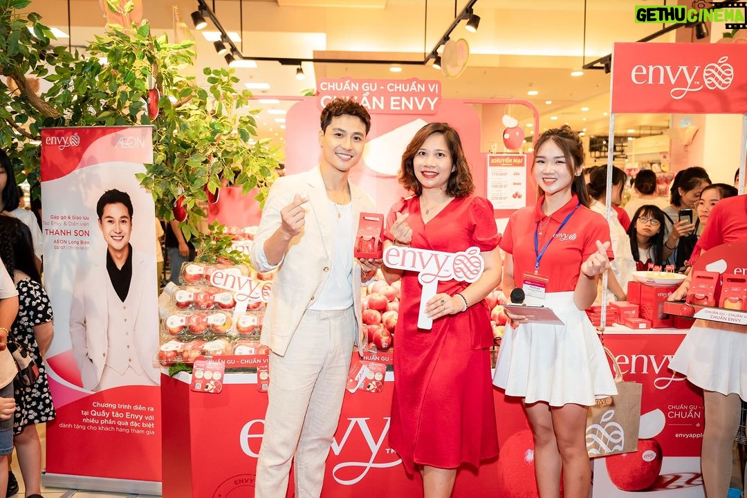 Thanh Sơn Instagram - Những ngày vừa qua, vô tình trên phố, các bạn có bắt gặp “Chuyến xe đỏ” - Hành trình Envy™ Road Show ở các địa điểm nổi tiếng của thủ đô Hà Nội không? Dù lịch trình khá bận rộn, nhưng khi được Envy Apples Vietnam (tagged Fanpage) mời, Sơn vẫn quyết tâm tham gia hành trình này, không chỉ vì yêu thích những quả táo Envy mang hương vị thanh mát ngọt lành đến từ New Zealand mà đây cũng là cơ hội cho Sơn được chậm lại một chút, nhìn ngắm lại những điểm đến thân thương của thủ đô Hà Nội. Hành trình của Sơn và Envy dừng lại ở điểm cuối tại AEON Mall Long Biên. Tại đây, Sơn đã có khoảnh khắc đáng nhớ cùng các khách hàng của Envy; được chia sẻ về các dự án đang thực hiện, được giao lưu, cùng nhau trải nghiệm táo; được chia sẻ cùng mọi người bí quyết giữ gìn sức khoẻ, đặc biệt với những người có lịch trình bận rộn như Sơn thì việc bổ sung trái cây là điều vô cùng cần thiết. Một quả táo Envy được mang theo cho một buổi sáng khi quay hình sớm, bắt đầu một ngày mới với vị ngọt thanh của táo, vừa đủ cung cấp năng lượng một cách nhanh nhất, vừa giúp cơ thể tiêu hoá tốt hơn, đó là cách của Sơn, còn các bạn thì sao? Bật mí cùng các bạn, bắt đầu tháng 06 là vụ mùa hoàn hảo nhất của táo New Zealand, nên hiện tại là thời điểm tuyệt vời nhất để thưởng thức táo - “Chuẩn Gu - Chuẩn Vị - Chuẩn Envy”, nếu có cơ hội các bạn hãy thử trải nghiệm nhé! Ngoài ra, Envy™ còn mang đến cho mọi người cơ hội nhận những phần quà hấp dẫn khi tham gia chương trình ENVY™ LUCKY DRAW - MUA TÁO TRÚNG ""TÁO"", diễn ra trong vòng 01 tháng, từ 24/06/2023 đến hết ngày 24/07/2023. Nhanh chân tới Aeon Mall Long Biên để tham gia ngay, biết đâu người rinh “TÁO TO” chính là bạn?? #EnvyApplesVietnam #Ultimateappleexperience #TaoEnvy #EnvyRoadShow