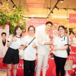 Thanh Sơn Instagram - Những ngày vừa qua, vô tình trên phố, các bạn có bắt gặp “Chuyến xe đỏ” - Hành trình Envy™ Road Show ở các địa điểm nổi tiếng của thủ đô Hà Nội không? Dù lịch trình khá bận rộn, nhưng khi được Envy Apples Vietnam (tagged Fanpage) mời, Sơn vẫn quyết tâm tham gia hành trình này, không chỉ vì yêu thích những quả táo Envy mang hương vị thanh mát ngọt lành đến từ New Zealand mà đây cũng là cơ hội cho Sơn được chậm lại một chút, nhìn ngắm lại những điểm đến thân thương của thủ đô Hà Nội. Hành trình của Sơn và Envy dừng lại ở điểm cuối tại AEON Mall Long Biên. Tại đây, Sơn đã có khoảnh khắc đáng nhớ cùng các khách hàng của Envy; được chia sẻ về các dự án đang thực hiện, được giao lưu, cùng nhau trải nghiệm táo; được chia sẻ cùng mọi người bí quyết giữ gìn sức khoẻ, đặc biệt với những người có lịch trình bận rộn như Sơn thì việc bổ sung trái cây là điều vô cùng cần thiết. Một quả táo Envy được mang theo cho một buổi sáng khi quay hình sớm, bắt đầu một ngày mới với vị ngọt thanh của táo, vừa đủ cung cấp năng lượng một cách nhanh nhất, vừa giúp cơ thể tiêu hoá tốt hơn, đó là cách của Sơn, còn các bạn thì sao? Bật mí cùng các bạn, bắt đầu tháng 06 là vụ mùa hoàn hảo nhất của táo New Zealand, nên hiện tại là thời điểm tuyệt vời nhất để thưởng thức táo - “Chuẩn Gu - Chuẩn Vị - Chuẩn Envy”, nếu có cơ hội các bạn hãy thử trải nghiệm nhé! Ngoài ra, Envy™ còn mang đến cho mọi người cơ hội nhận những phần quà hấp dẫn khi tham gia chương trình ENVY™ LUCKY DRAW - MUA TÁO TRÚNG ""TÁO"", diễn ra trong vòng 01 tháng, từ 24/06/2023 đến hết ngày 24/07/2023. Nhanh chân tới Aeon Mall Long Biên để tham gia ngay, biết đâu người rinh “TÁO TO” chính là bạn?? #EnvyApplesVietnam #Ultimateappleexperience #TaoEnvy #EnvyRoadShow