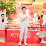 Thanh Sơn Instagram - Những ngày vừa qua, vô tình trên phố, các bạn có bắt gặp “Chuyến xe đỏ” - Hành trình Envy™ Road Show ở các địa điểm nổi tiếng của thủ đô Hà Nội không? Dù lịch trình khá bận rộn, nhưng khi được Envy Apples Vietnam (tagged Fanpage) mời, Sơn vẫn quyết tâm tham gia hành trình này, không chỉ vì yêu thích những quả táo Envy mang hương vị thanh mát ngọt lành đến từ New Zealand mà đây cũng là cơ hội cho Sơn được chậm lại một chút, nhìn ngắm lại những điểm đến thân thương của thủ đô Hà Nội. Hành trình của Sơn và Envy dừng lại ở điểm cuối tại AEON Mall Long Biên. Tại đây, Sơn đã có khoảnh khắc đáng nhớ cùng các khách hàng của Envy; được chia sẻ về các dự án đang thực hiện, được giao lưu, cùng nhau trải nghiệm táo; được chia sẻ cùng mọi người bí quyết giữ gìn sức khoẻ, đặc biệt với những người có lịch trình bận rộn như Sơn thì việc bổ sung trái cây là điều vô cùng cần thiết. Một quả táo Envy được mang theo cho một buổi sáng khi quay hình sớm, bắt đầu một ngày mới với vị ngọt thanh của táo, vừa đủ cung cấp năng lượng một cách nhanh nhất, vừa giúp cơ thể tiêu hoá tốt hơn, đó là cách của Sơn, còn các bạn thì sao? Bật mí cùng các bạn, bắt đầu tháng 06 là vụ mùa hoàn hảo nhất của táo New Zealand, nên hiện tại là thời điểm tuyệt vời nhất để thưởng thức táo - “Chuẩn Gu - Chuẩn Vị - Chuẩn Envy”, nếu có cơ hội các bạn hãy thử trải nghiệm nhé! Ngoài ra, Envy™ còn mang đến cho mọi người cơ hội nhận những phần quà hấp dẫn khi tham gia chương trình ENVY™ LUCKY DRAW - MUA TÁO TRÚNG ""TÁO"", diễn ra trong vòng 01 tháng, từ 24/06/2023 đến hết ngày 24/07/2023. Nhanh chân tới Aeon Mall Long Biên để tham gia ngay, biết đâu người rinh “TÁO TO” chính là bạn?? #EnvyApplesVietnam #Ultimateappleexperience #TaoEnvy #EnvyRoadShow