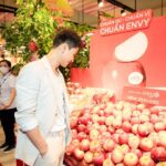Thanh Sơn Instagram - Những ngày vừa qua, vô tình trên phố, các bạn có bắt gặp “Chuyến xe đỏ” - Hành trình Envy™ Road Show ở các địa điểm nổi tiếng của thủ đô Hà Nội không? Dù lịch trình khá bận rộn, nhưng khi được Envy Apples Vietnam (tagged Fanpage) mời, Sơn vẫn quyết tâm tham gia hành trình này, không chỉ vì yêu thích những quả táo Envy mang hương vị thanh mát ngọt lành đến từ New Zealand mà đây cũng là cơ hội cho Sơn được chậm lại một chút, nhìn ngắm lại những điểm đến thân thương của thủ đô Hà Nội. Hành trình của Sơn và Envy dừng lại ở điểm cuối tại AEON Mall Long Biên. Tại đây, Sơn đã có khoảnh khắc đáng nhớ cùng các khách hàng của Envy; được chia sẻ về các dự án đang thực hiện, được giao lưu, cùng nhau trải nghiệm táo; được chia sẻ cùng mọi người bí quyết giữ gìn sức khoẻ, đặc biệt với những người có lịch trình bận rộn như Sơn thì việc bổ sung trái cây là điều vô cùng cần thiết. Một quả táo Envy được mang theo cho một buổi sáng khi quay hình sớm, bắt đầu một ngày mới với vị ngọt thanh của táo, vừa đủ cung cấp năng lượng một cách nhanh nhất, vừa giúp cơ thể tiêu hoá tốt hơn, đó là cách của Sơn, còn các bạn thì sao? Bật mí cùng các bạn, bắt đầu tháng 06 là vụ mùa hoàn hảo nhất của táo New Zealand, nên hiện tại là thời điểm tuyệt vời nhất để thưởng thức táo - “Chuẩn Gu - Chuẩn Vị - Chuẩn Envy”, nếu có cơ hội các bạn hãy thử trải nghiệm nhé! Ngoài ra, Envy™ còn mang đến cho mọi người cơ hội nhận những phần quà hấp dẫn khi tham gia chương trình ENVY™ LUCKY DRAW - MUA TÁO TRÚNG ""TÁO"", diễn ra trong vòng 01 tháng, từ 24/06/2023 đến hết ngày 24/07/2023. Nhanh chân tới Aeon Mall Long Biên để tham gia ngay, biết đâu người rinh “TÁO TO” chính là bạn?? #EnvyApplesVietnam #Ultimateappleexperience #TaoEnvy #EnvyRoadShow
