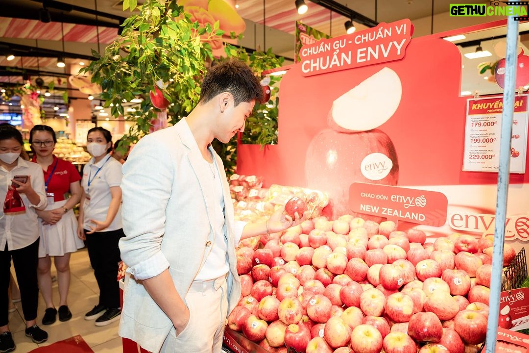 Thanh Sơn Instagram - Những ngày vừa qua, vô tình trên phố, các bạn có bắt gặp “Chuyến xe đỏ” - Hành trình Envy™ Road Show ở các địa điểm nổi tiếng của thủ đô Hà Nội không? Dù lịch trình khá bận rộn, nhưng khi được Envy Apples Vietnam (tagged Fanpage) mời, Sơn vẫn quyết tâm tham gia hành trình này, không chỉ vì yêu thích những quả táo Envy mang hương vị thanh mát ngọt lành đến từ New Zealand mà đây cũng là cơ hội cho Sơn được chậm lại một chút, nhìn ngắm lại những điểm đến thân thương của thủ đô Hà Nội. Hành trình của Sơn và Envy dừng lại ở điểm cuối tại AEON Mall Long Biên. Tại đây, Sơn đã có khoảnh khắc đáng nhớ cùng các khách hàng của Envy; được chia sẻ về các dự án đang thực hiện, được giao lưu, cùng nhau trải nghiệm táo; được chia sẻ cùng mọi người bí quyết giữ gìn sức khoẻ, đặc biệt với những người có lịch trình bận rộn như Sơn thì việc bổ sung trái cây là điều vô cùng cần thiết. Một quả táo Envy được mang theo cho một buổi sáng khi quay hình sớm, bắt đầu một ngày mới với vị ngọt thanh của táo, vừa đủ cung cấp năng lượng một cách nhanh nhất, vừa giúp cơ thể tiêu hoá tốt hơn, đó là cách của Sơn, còn các bạn thì sao? Bật mí cùng các bạn, bắt đầu tháng 06 là vụ mùa hoàn hảo nhất của táo New Zealand, nên hiện tại là thời điểm tuyệt vời nhất để thưởng thức táo - “Chuẩn Gu - Chuẩn Vị - Chuẩn Envy”, nếu có cơ hội các bạn hãy thử trải nghiệm nhé! Ngoài ra, Envy™ còn mang đến cho mọi người cơ hội nhận những phần quà hấp dẫn khi tham gia chương trình ENVY™ LUCKY DRAW - MUA TÁO TRÚNG ""TÁO"", diễn ra trong vòng 01 tháng, từ 24/06/2023 đến hết ngày 24/07/2023. Nhanh chân tới Aeon Mall Long Biên để tham gia ngay, biết đâu người rinh “TÁO TO” chính là bạn?? #EnvyApplesVietnam #Ultimateappleexperience #TaoEnvy #EnvyRoadShow