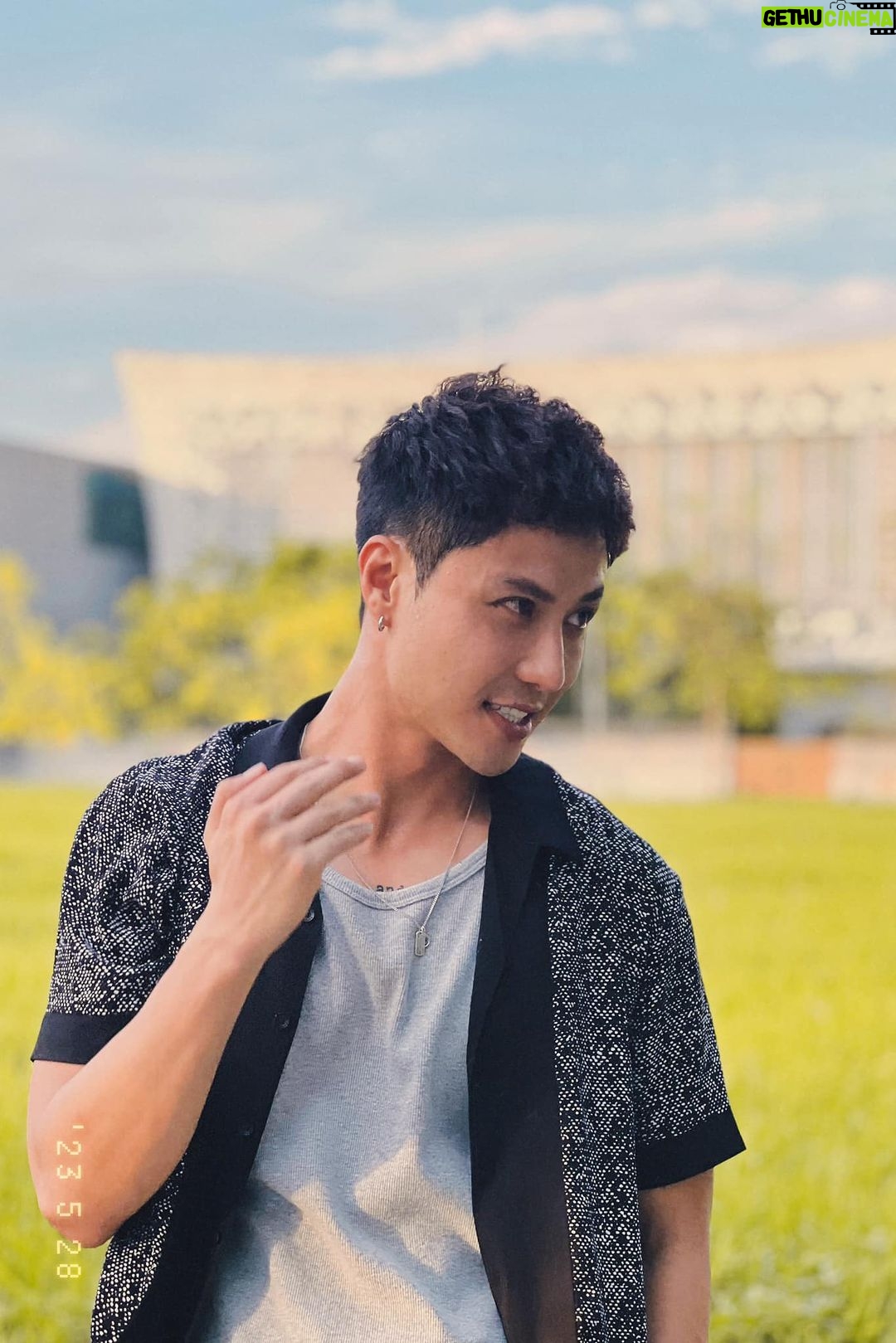 Thanh Sơn Instagram - Đã nóng thì chớ lại còn phải quay cảnh buồn 🥺
