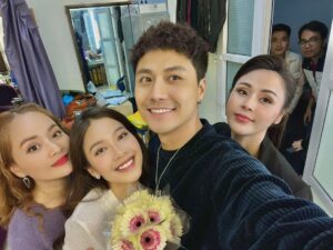 Thanh Sơn Instagram - 21h40 tối nay 
Trong một cảnh quay , có cả 3 "nàng" 😂
Tất cả đều nằm trong kế hoạch của những người đứng sau 😐

#VFC
#nangdauorder #11T5N #Dautri