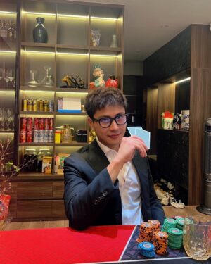 Thanh Sơn Instagram - Poker Face 😂