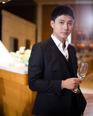 Thanh Sơn Instagram - Lần đầu tiên tham dự một show thời trang của mình 😄
#Celebrating10YearsofRomance #ChungThanhPhongBridal #JWMarriottHanoi