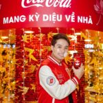 Thanh Sơn Instagram – Coca-Cola nhờ Sơn mang kỳ diệu đến các bạn nè, mọi người xem bên dưới để nhận quà nha!! 😆😆 Ai cũng có phần 😄
 
Sơn cũng đã nhanh chân đi nhận quà tại sự kiện “Én Kỳ Diệu” của Coca-Cola ở AEON Long Biên cuối tuần trước, bạn nào cũng muốn tham gia thì có thể đến Royal City (22-23/01) hoặc Times City (27-28/01) nha. Rất nhiều kỳ diệu đang chờ bạn mang về nhà đó.

Và trên hết, Sơn xin cảm ơn sự ủng hộ của các bạn trong năm qua, nhờ các bạn Sơn đã nhận được giải “Nam phụ xuất sắc nhất của Cánh Diều Vàng” – Điều kỳ diệu to bự trong năm nay đối với Sơn. Một lần nữa cảm ơn mọi người vì điều kỳ diệu này nhennn
 Quà đây nha ngày nào vào cũng có quà kỳ diệu nha 
 https://CokeURL.com/thanhson_tet