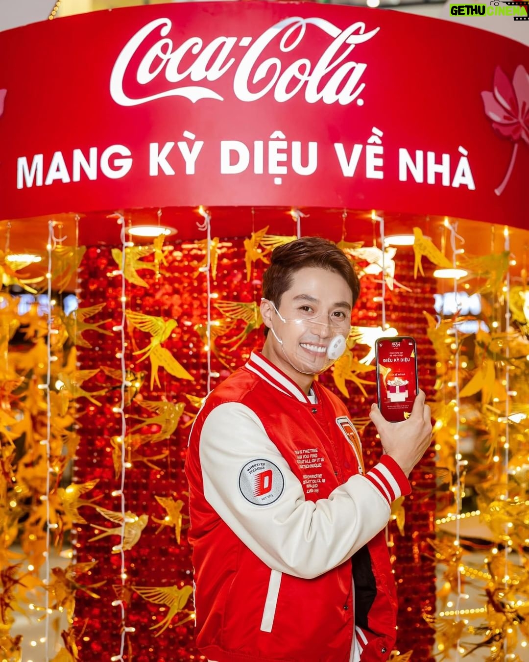 Thanh Sơn Instagram - Coca-Cola nhờ Sơn mang kỳ diệu đến các bạn nè, mọi người xem bên dưới để nhận quà nha!! 😆😆 Ai cũng có phần 😄 Sơn cũng đã nhanh chân đi nhận quà tại sự kiện “Én Kỳ Diệu” của Coca-Cola ở AEON Long Biên cuối tuần trước, bạn nào cũng muốn tham gia thì có thể đến Royal City (22-23/01) hoặc Times City (27-28/01) nha. Rất nhiều kỳ diệu đang chờ bạn mang về nhà đó. Và trên hết, Sơn xin cảm ơn sự ủng hộ của các bạn trong năm qua, nhờ các bạn Sơn đã nhận được giải "Nam phụ xuất sắc nhất của Cánh Diều Vàng" - Điều kỳ diệu to bự trong năm nay đối với Sơn. Một lần nữa cảm ơn mọi người vì điều kỳ diệu này nhennn Quà đây nha ngày nào vào cũng có quà kỳ diệu nha https://CokeURL.com/thanhson_tet