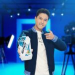 Thanh Sơn Instagram – Trong tất cả lý do quên thoại khi on set, không có lý do nào củ chuối hơn ngứa ngáy vì gàu các bác ạ!

Đang tung hứng cùng bạn diễn mà da đầu tru tréo thì chẳng đường nào nhớ nổi kịch bản, mặt đơ đến ngẩn ngơ. Trộm vía Sơn vừa biết đến quả Dầu gội sạch gàu thế hệ mới X-Men Clean & Fresh này đây, không chỉ thổi bay gàu trong 1 lần gội, còn giúp tóc sạch sâu suốt 24h.

Từ ngày giải cứu được quả đầu “chằm Zn”, Sơn luôn bật mood tự tin sảng khoái, quay take nào là chuẩn chỉnh take nấy. Bác nào còn đang sầu vì gàu ngứa thì thử ngay nhé.

Note ngay chiếc link ở đây để các bác tham khảo thêm nhé: 
  https://bit.ly/XMxThanhSon

#Xmen  #XMenCleanFresh #24HSachSau #ThoiBayGau