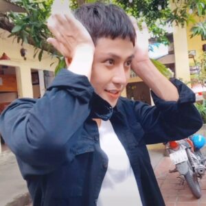 Thanh Sơn Instagram - Nhìn sang trái 😜