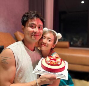 Thanh Sơn Instagram - Sinh nhật vui vẻ nhé @imkhangan 🥳🥳🥳 up ảnh giờ này cho hợp giờ zời Âu nha 😆