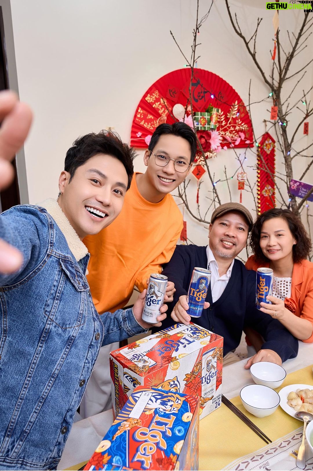 Thanh Sơn Instagram - Cập nhật tình hình 29 Tết: đã kịp về nhà ăn Tất niên với bố mẹ. Năm nay bên cạnh mang tiền về cho mẹ thì còn mang thêm “hổ” về về cho bố mẹ, nam rồng uống bia hổ cho tưng bừng không khí Tết 🥰🥰🥰 Mọi người đã kịp về nhà hết chưa! #TigerBeer #KhaiXuanBanLinh