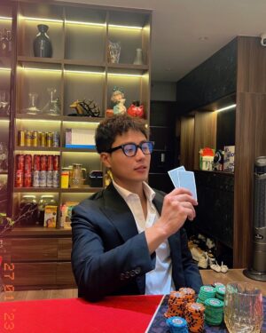 Thanh Sơn Instagram - Poker Face 😂