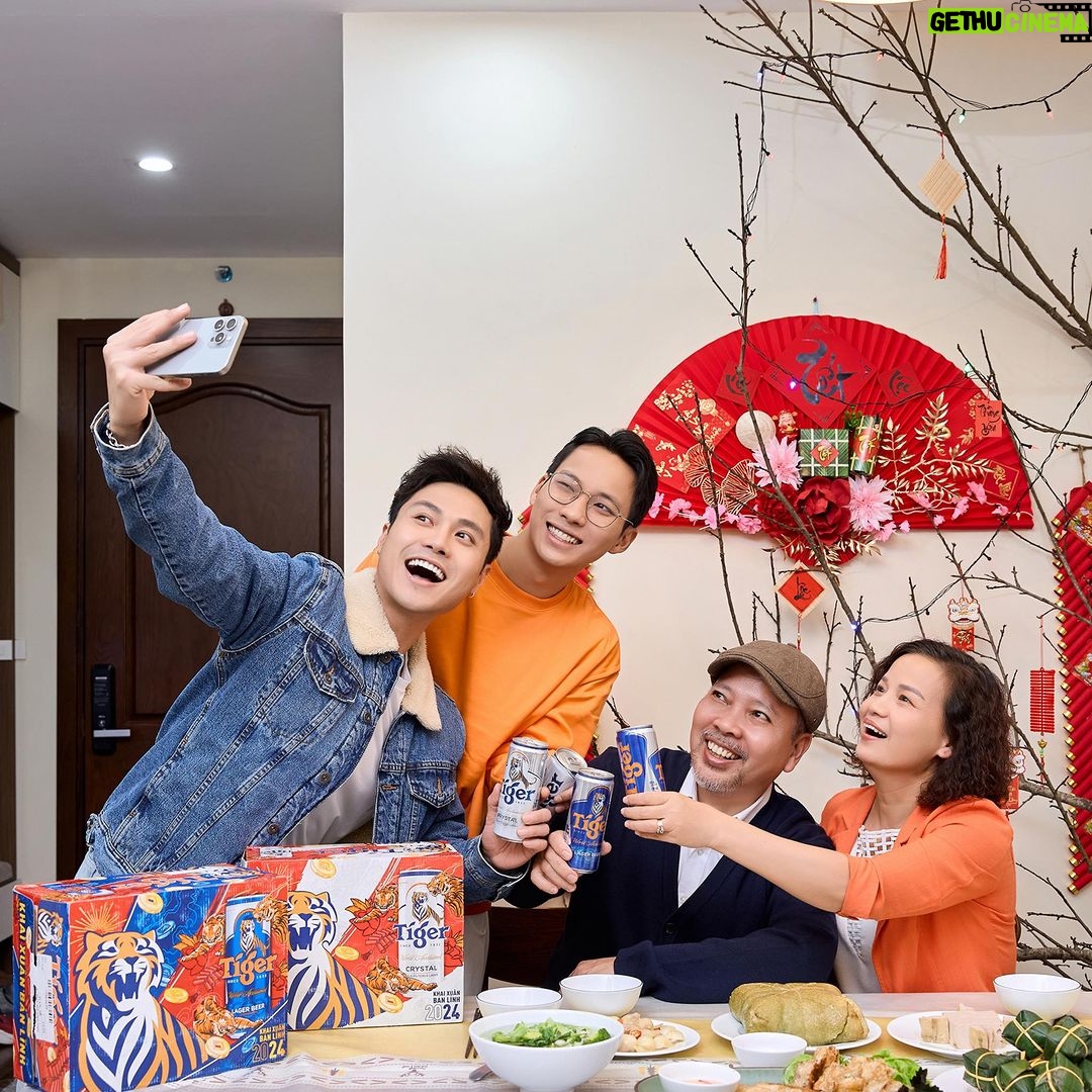 Thanh Sơn Instagram - Cập nhật tình hình 29 Tết: đã kịp về nhà ăn Tất niên với bố mẹ. Năm nay bên cạnh mang tiền về cho mẹ thì còn mang thêm “hổ” về về cho bố mẹ, nam rồng uống bia hổ cho tưng bừng không khí Tết 🥰🥰🥰 Mọi người đã kịp về nhà hết chưa! #TigerBeer #KhaiXuanBanLinh