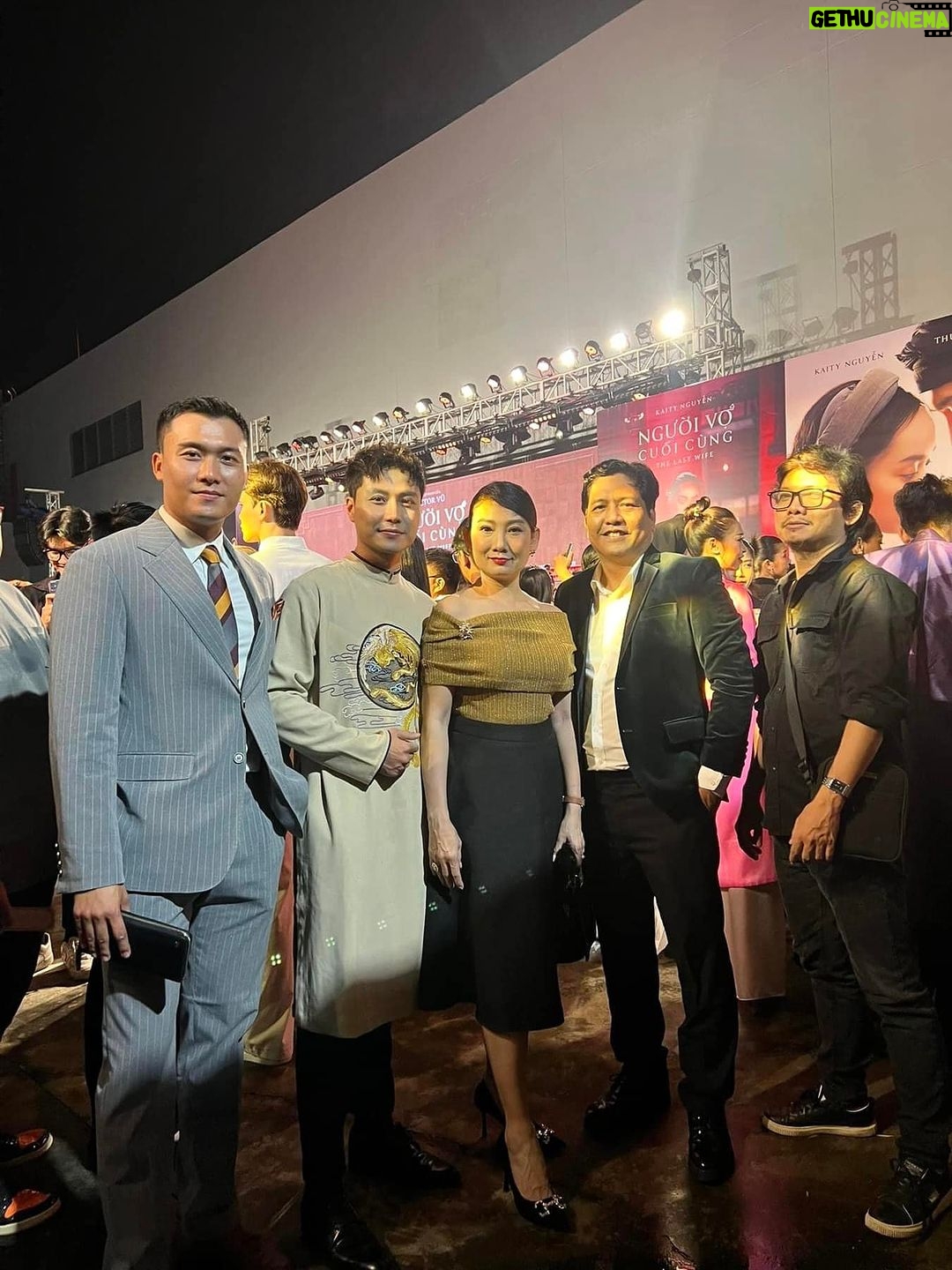 Thanh Sơn Instagram - Đêm công chiếu vô cùng hoành tráng và thành công ! Xin chúc mừng tất cả anh chị ekip phim "Người vợ cuối cùng" đã đưa đến khán giả môt tác phẩm chỉn chu với những khung hình đẹp xuất sắc